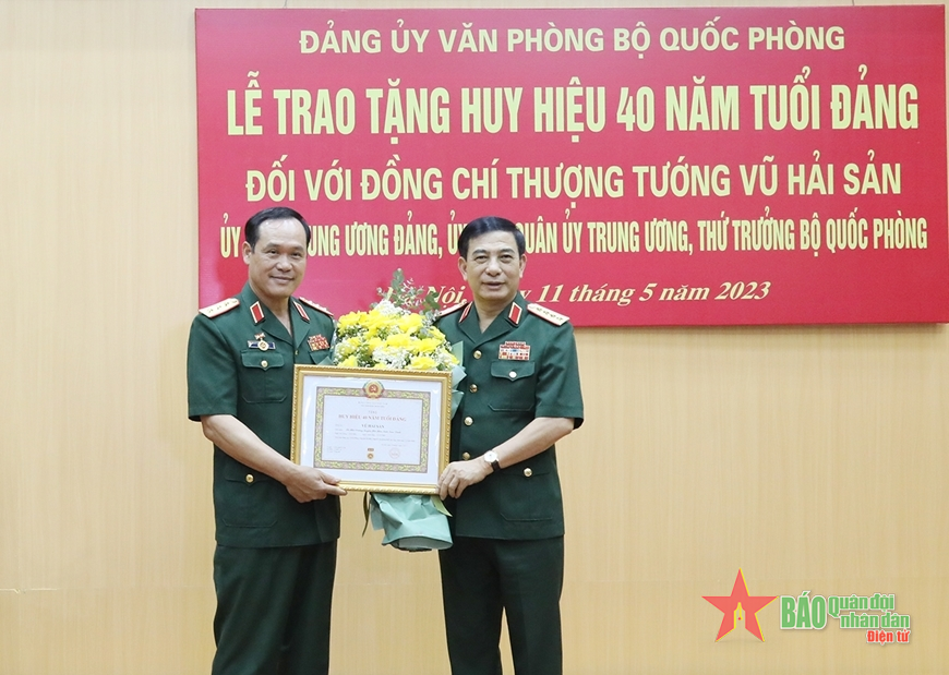 Đại tướng Phan Văn Giang trao Huy hiệu 40 năm tuổi Đảng tặng Thượng tướng Vũ Hải Sản